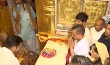 राजघाट के बाद हनुमान मंदिंर पहुंचे सीएम केजरीवाल, पत्नी संग लिया आशीर्वाद