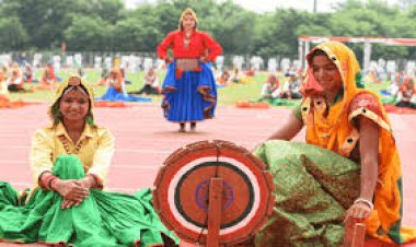 आजादी के जश्न में डूबा दिल्ली-NCR: लाल किले से लेकर दफ्तरों और कॉलेजों में फहराया गया तिरंगा, देखें तस्वीरें