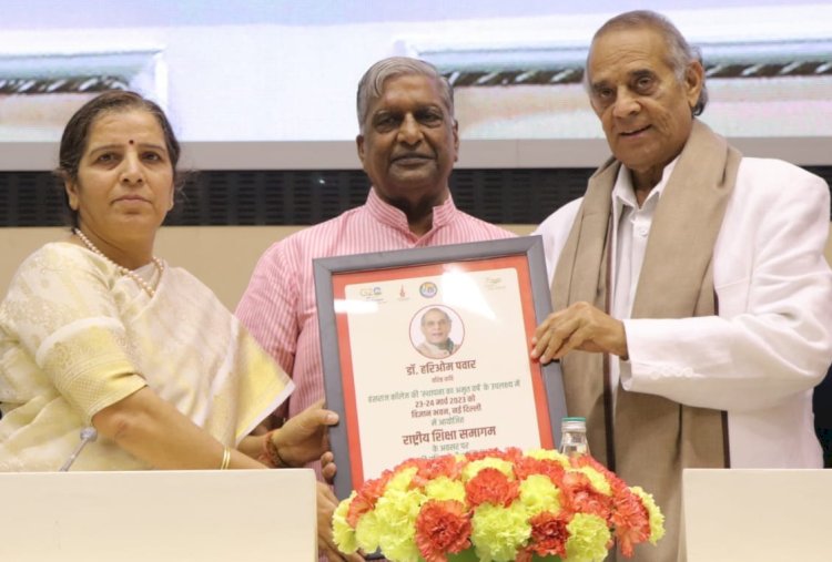 विज्ञान भवन सभागार में  हंसराज कालेज के अमृत महोत्सव पर राष्ट्रीय कवि संगम द्वारा  कालेज की प्राचार्या रमा शर्मा के संयोजन में कवि सम्मेलन का आयोजन