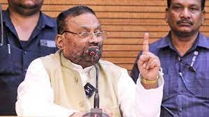 सपा नेता स्वामी प्रसाद मौर्य को दिखाए गए काले झंडे, काफिले पर फेंका जूता व स्याही, दो हिरासत में