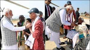 किसी के हाथ चूमे तो किसी को झुककर किया प्रणाम, ओडिशा के पद्मश्री सम्मानितों से कुछ ऐसे मिले पीएम मोदी