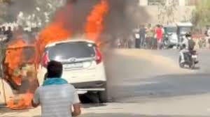 UP: गर्मी का सितम  वाहनों में लग रही आग, कहीं कार तो कहीं बाइक जलकर खाक