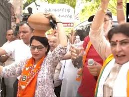 कांग्रेस के 'मटका फोड़' के बाद अब BJP का प्रदर्शन, जलशक्ति मंत्री के आवास पर पहुंचे AAP विधायक