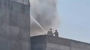 मुंडका औद्योगिक क्षेत्र की एक फैक्टरी में लगी भीषण आग, दमकल की 35 गाड़ियां काबू पाने में लगी